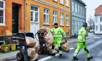 skraldemænd henter affaldssække i bymidten